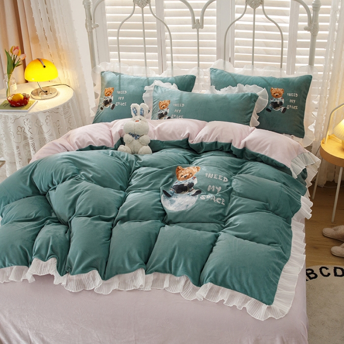 91家纺网 家纺一手货源 找家纺 纽缦 2021新款韩版水晶绒床单四件套法莱水晶牛奶 萌熊-浅绿粉