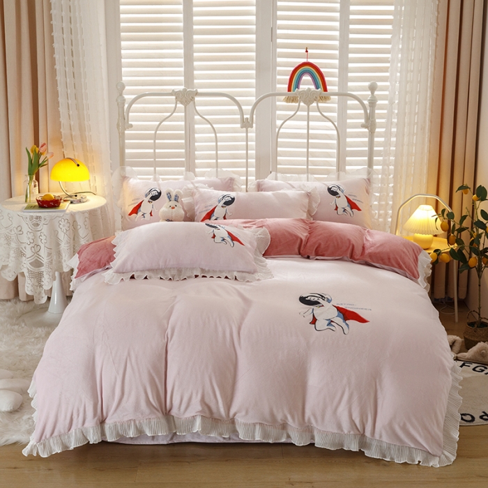 91家纺网 家纺一手货源 找家纺 纽缦 2021新款韩版水晶绒床单四件套法莱水晶牛奶 太空小超人-粉豆沙