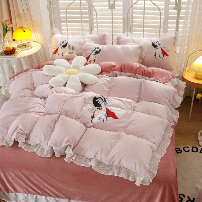 91家纺网 家纺一手货源 找家纺 纽缦 2021新款韩版水晶绒床单四件套法莱水晶牛奶 太空小超人-粉豆沙