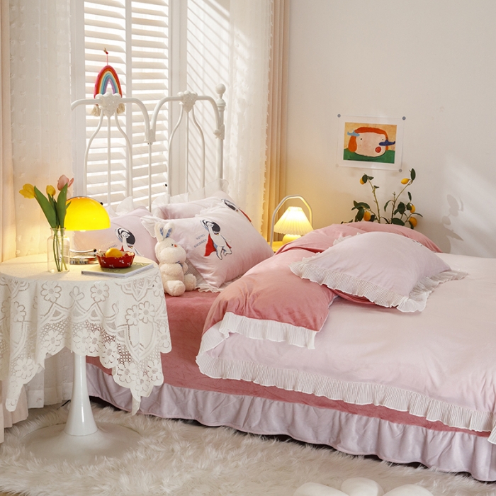 91家纺网 家纺一手货源 找家纺 纽缦 2021新款韩版水晶绒床单四件套法莱水晶牛奶 太空小超人-粉豆沙