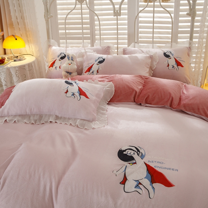 91家纺网 家纺一手货源 找家纺 纽缦 2021新款韩版水晶绒床单四件套法莱水晶牛奶 太空小超人-粉豆沙