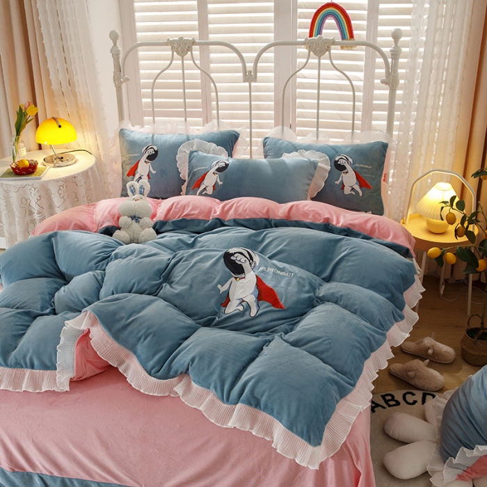 91家纺网 家纺一手货源 找家纺 纽缦 2021新款韩版水晶绒床单四件套法莱水晶牛奶 太空小超人-蓝灰粉