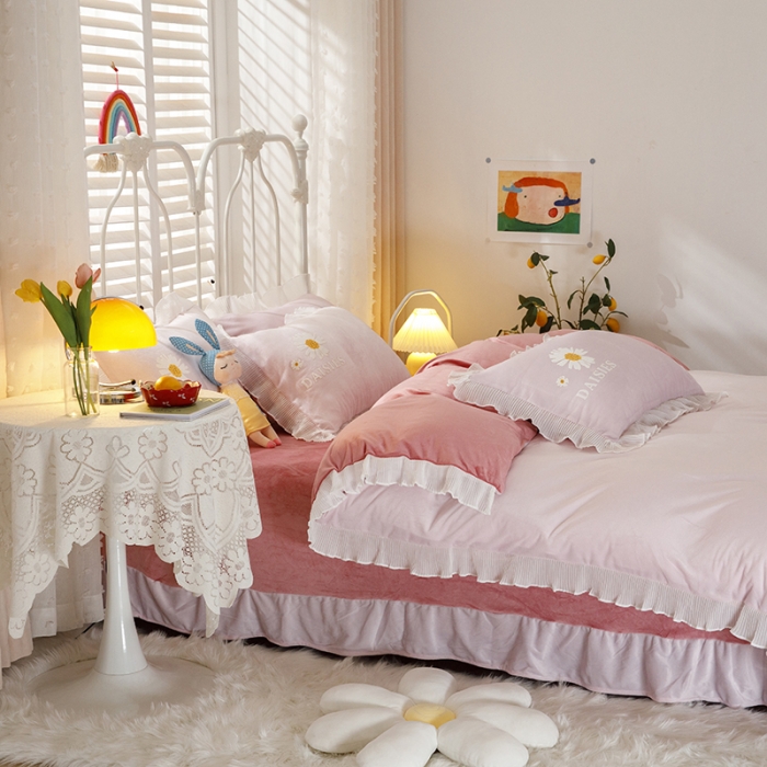 91家纺网 家纺一手货源 找家纺 纽缦 2021新款韩版水晶绒床单四件套法莱水晶牛奶 小雏菊-粉豆沙