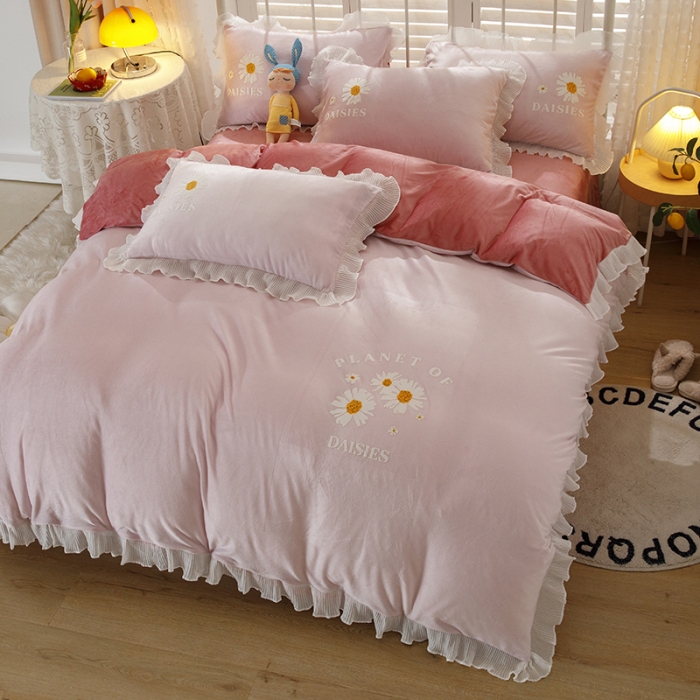 91家纺网 家纺一手货源 找家纺 纽缦 2021新款韩版水晶绒床单四件套法莱水晶牛奶 小雏菊-粉豆沙