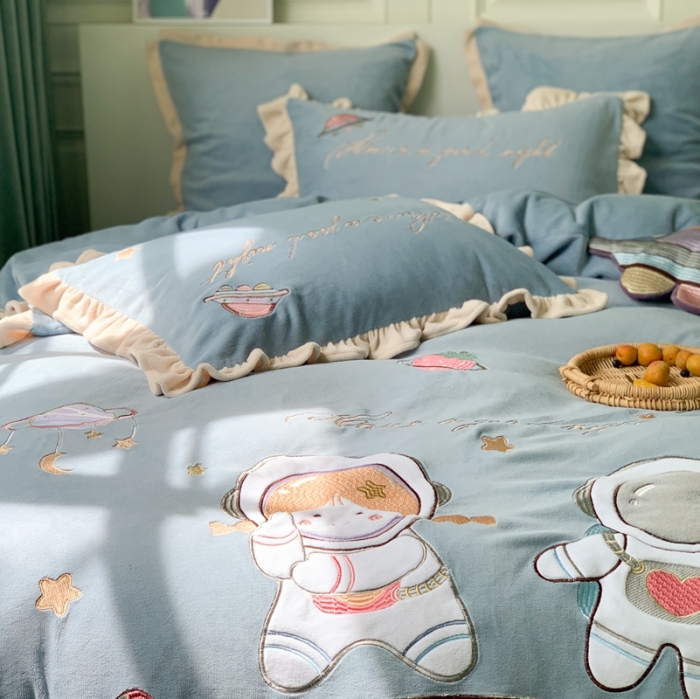 91家纺网 家纺一手货源 找家纺 柚子YOUTH 2021新款牛奶绒工艺款四件套-实拍 星球漫步蓝