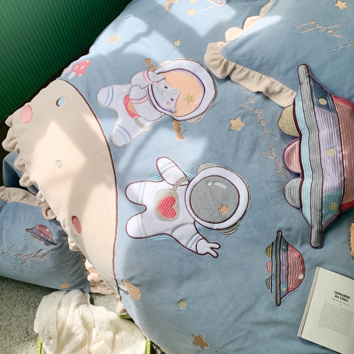 91家纺网 家纺一手货源 找家纺 柚子YOUTH 2021新款牛奶绒工艺款四件套-实拍 星球漫步蓝