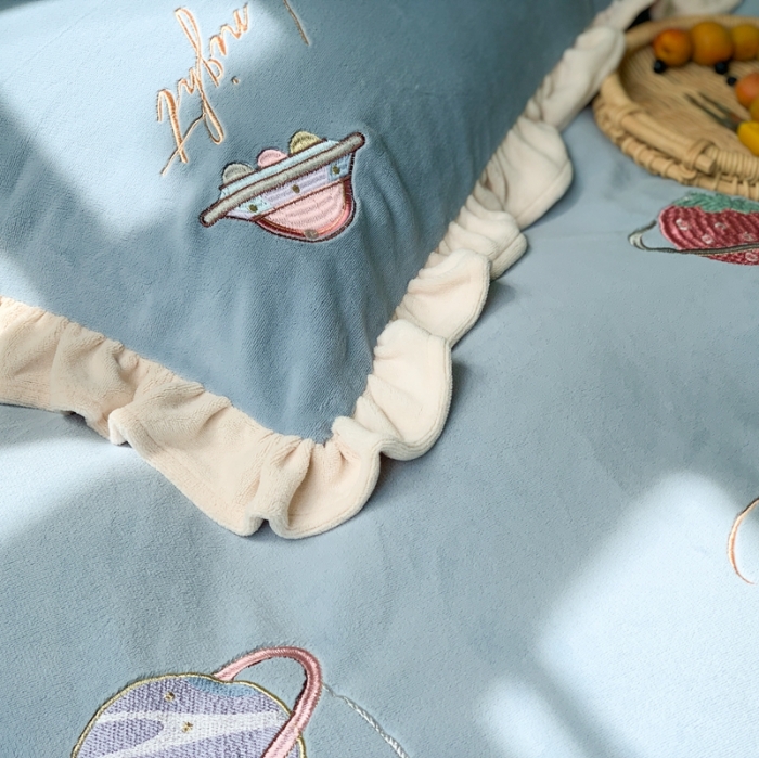 91家纺网 家纺一手货源 找家纺 柚子YOUTH 2021新款牛奶绒工艺款四件套-实拍 星球漫步蓝