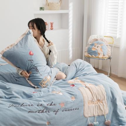 91家纺网 家纺一手货源 找家纺 柚子YOUTH 2021新款牛奶绒绣花工艺款四件套-棚拍 口袋长颈鹿蓝