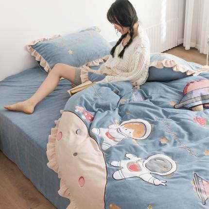 91家纺网 家纺一手货源 找家纺 （总）柚子YOUTH2021新款牛奶绒绣花工艺款四件套-棚拍