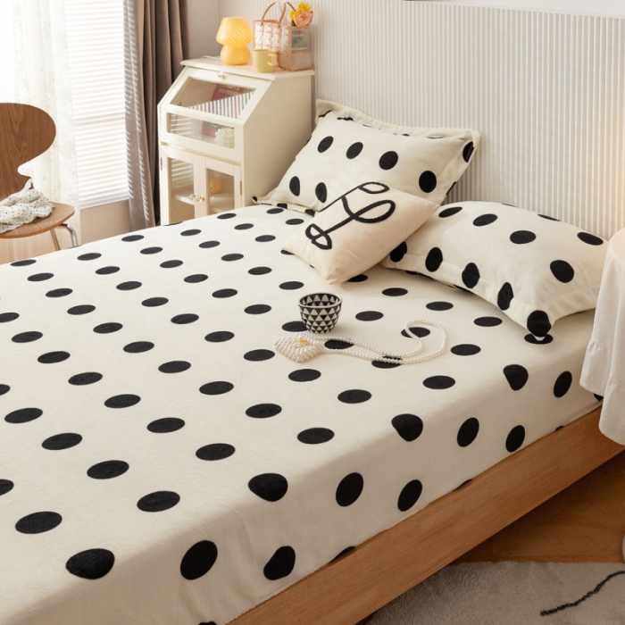 91家纺网 家纺一手货源 找家纺 梦家居 2021新款秋冬牛奶绒床笠单品 大波点