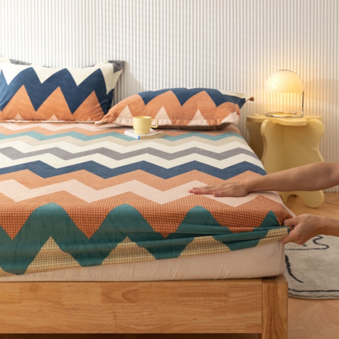 91家纺网 家纺一手货源 找家纺 梦家居 2021新款秋冬牛奶绒床笠单品 七彩几何