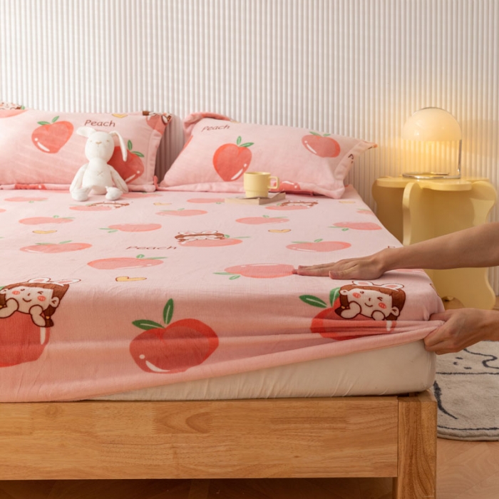 91家纺网 家纺一手货源 找家纺 梦家居 2021新款秋冬牛奶绒床笠单品 桃子女孩