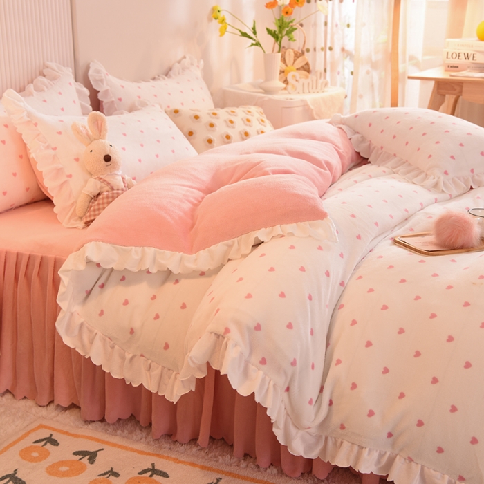 91家纺网 家纺一手货源 找家纺 金盛皇朝新款牛奶水晶宝宝绒韩版荷叶边床裙款四件套 甜心糖果粉