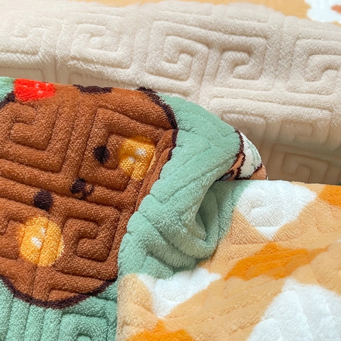 91家纺网 家纺一手货源 找家纺 索飞特牛奶绒夹棉绗缝床盖三件套 布朗熊