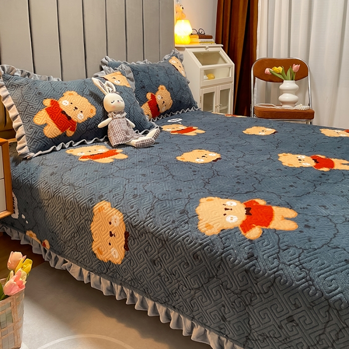 91家纺网 家纺一手货源 找家纺 索飞特牛奶绒夹棉绗缝床盖三件套 绅士熊