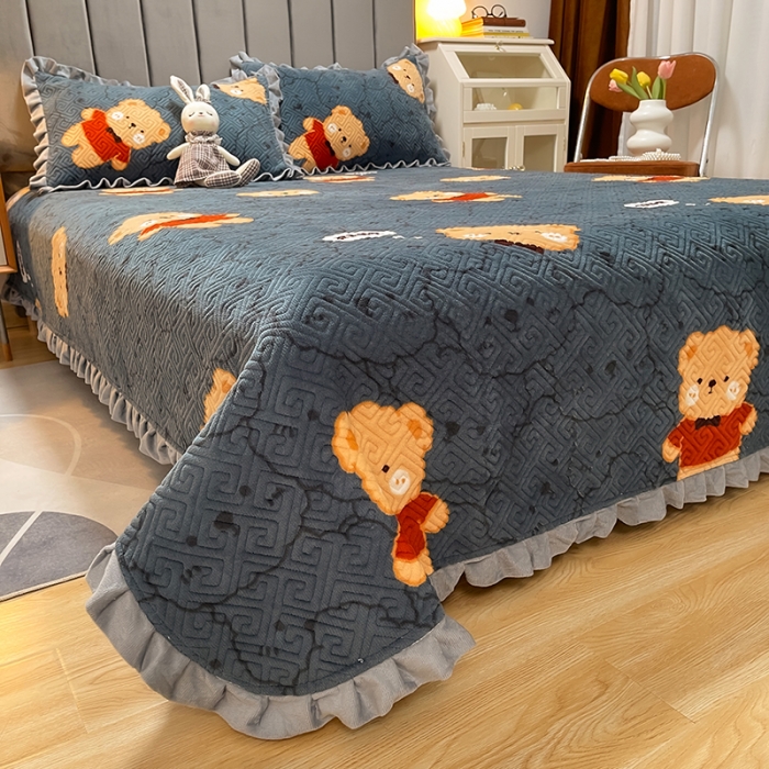 91家纺网 家纺一手货源 找家纺 索飞特牛奶绒夹棉绗缝床盖三件套 绅士熊