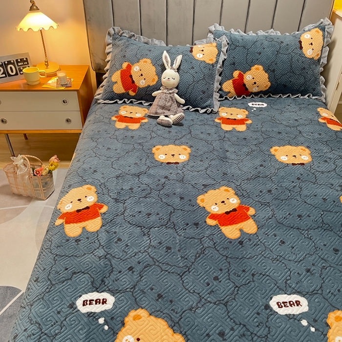 91家纺网 家纺一手货源 找家纺 索飞特牛奶绒夹棉绗缝床盖三件套 绅士熊