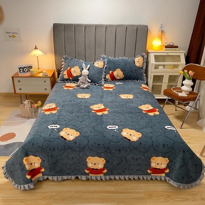 91家纺网 家纺一手货源 找家纺 索飞特牛奶绒夹棉绗缝床盖三件套 绅士熊