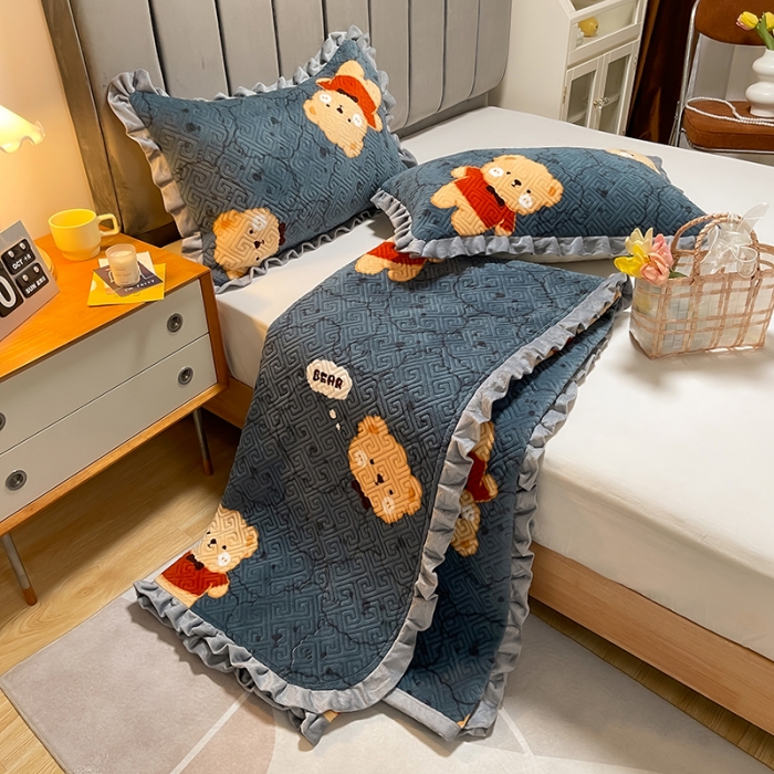 91家纺网 家纺一手货源 找家纺 索飞特牛奶绒夹棉绗缝床盖三件套 绅士熊