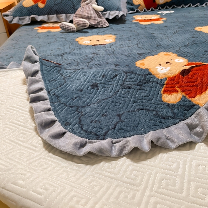 91家纺网 家纺一手货源 找家纺 索飞特牛奶绒夹棉绗缝床盖三件套 绅士熊