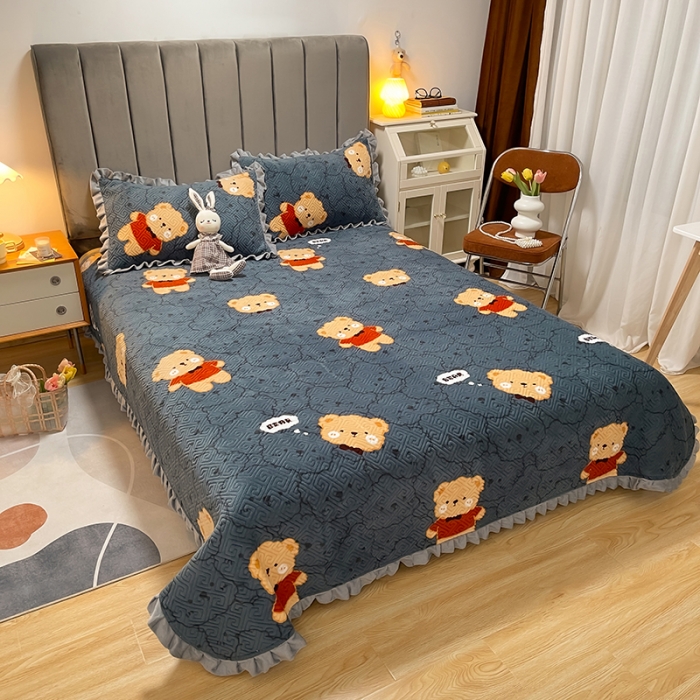 91家纺网 家纺一手货源 找家纺 索飞特牛奶绒夹棉绗缝床盖三件套 绅士熊