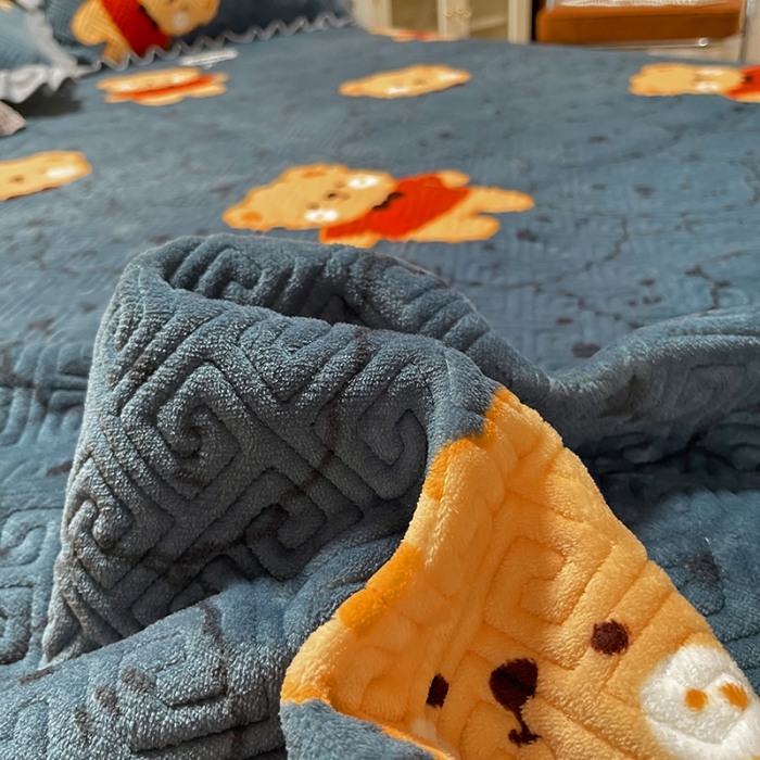 91家纺网 家纺一手货源 找家纺 索飞特牛奶绒夹棉绗缝床盖三件套 绅士熊