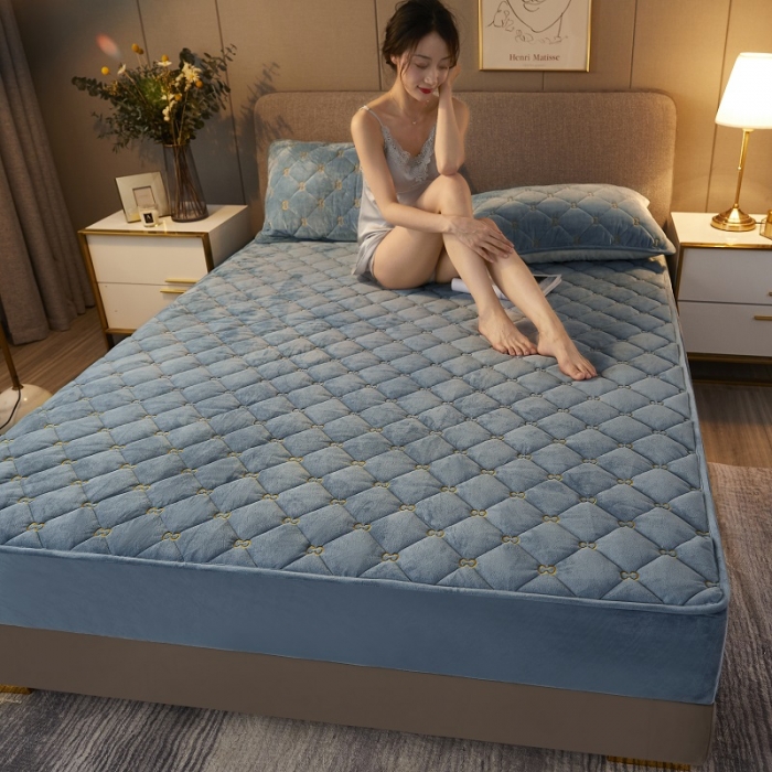 91家纺网 家纺一手货源 找家纺 （总）欧邦 新款纯色水晶绒刺绣夹棉床笠