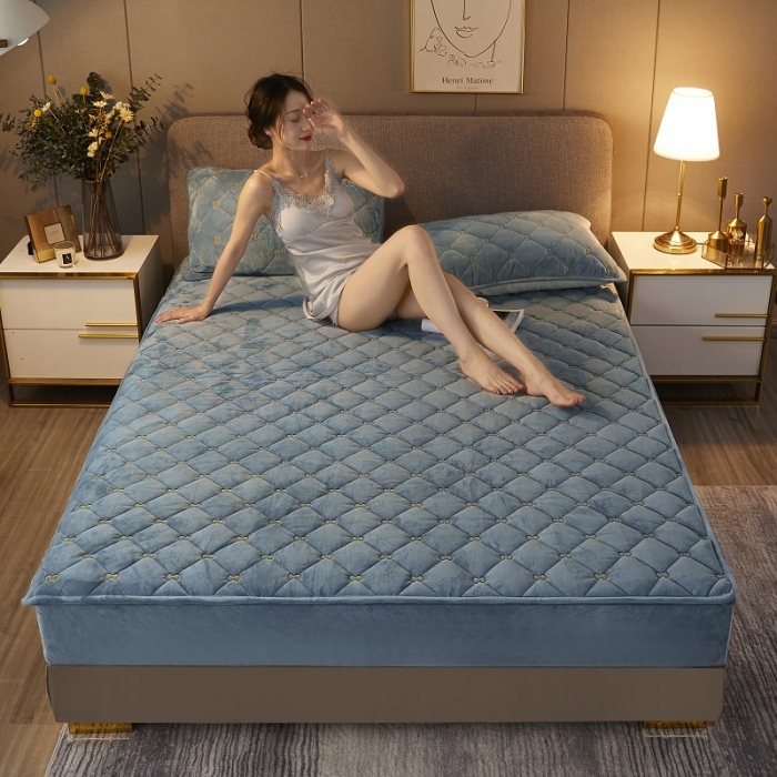 91家纺网 家纺一手货源 找家纺 （总）欧邦 新款纯色水晶绒刺绣夹棉床笠