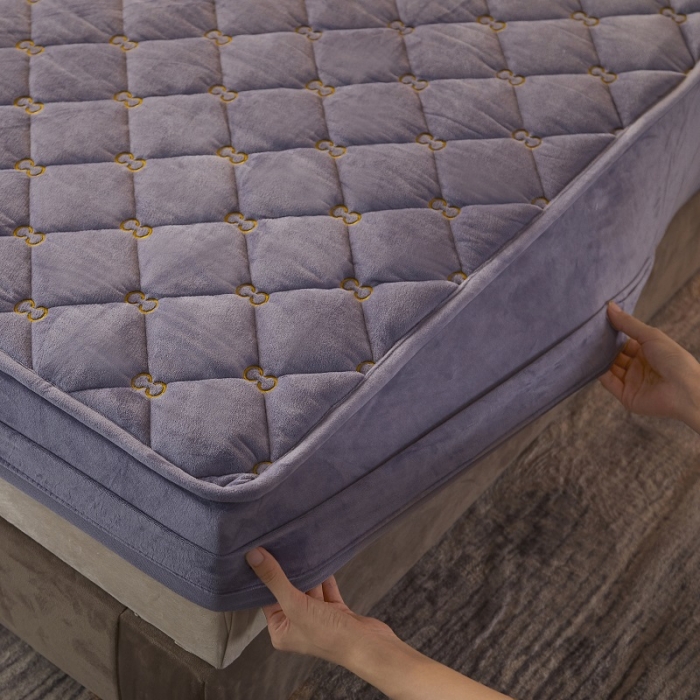 91家纺网 家纺一手货源 找家纺 欧邦 新款纯色水晶绒刺绣夹棉床笠 浅紫