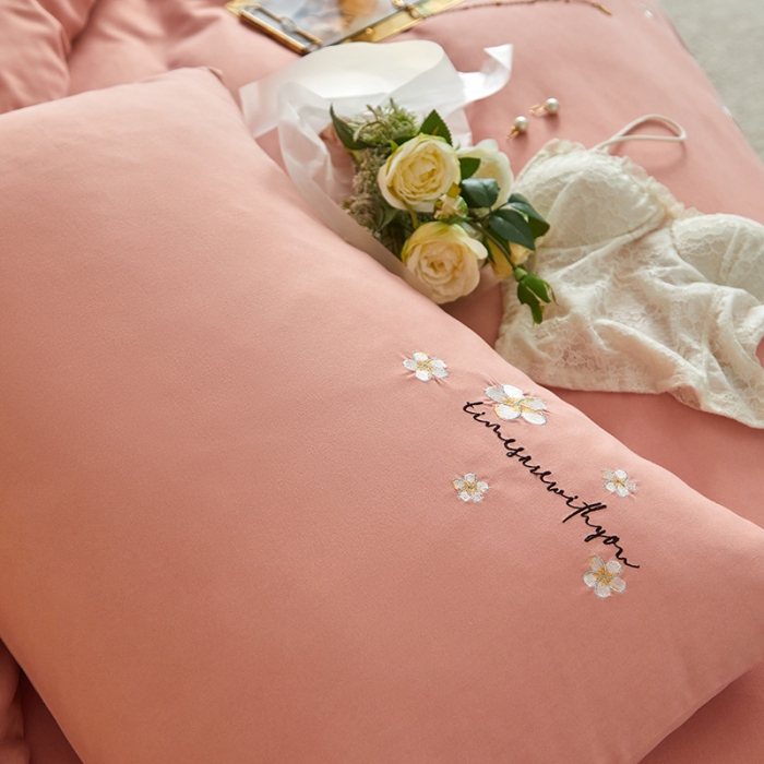 91家纺网 家纺一手货源 找家纺 凡客2021秋冬新款埃类棉刺绣磨毛四件套-樱语 樱语-浅粉