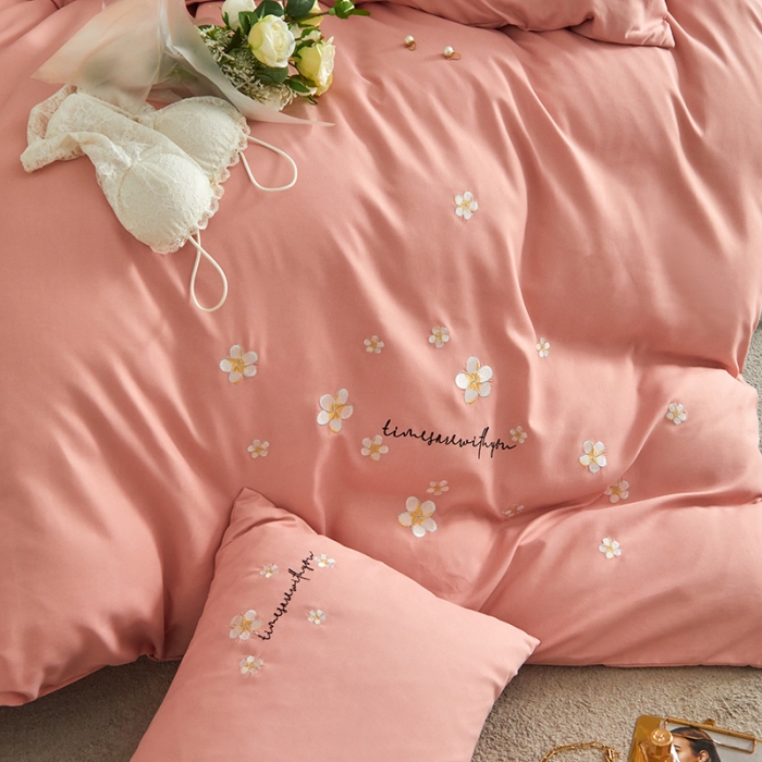 91家纺网 家纺一手货源 找家纺 凡客2021秋冬新款埃类棉刺绣磨毛四件套-樱语 樱语-浅粉