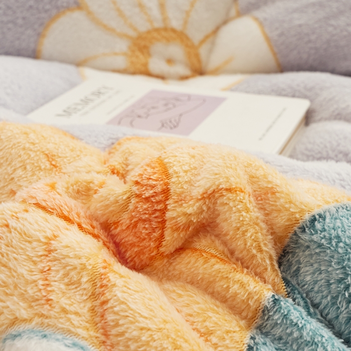 91家纺网 家纺一手货源 找家纺 佰亿莱 2024新款双面绒A版雪花绒B版羊羔绒冬被 花团锦簇