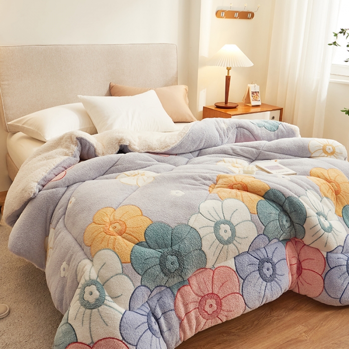 91家纺网 家纺一手货源 找家纺 佰亿莱 2024新款双面绒A版雪花绒B版羊羔绒冬被 花团锦簇