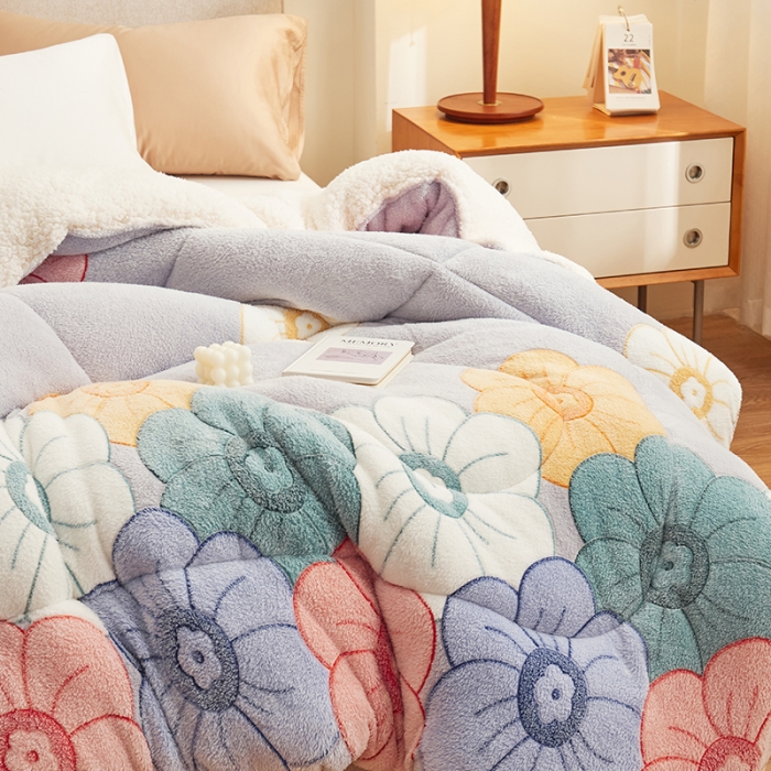 91家纺网 家纺一手货源 找家纺 佰亿莱 2024新款双面绒A版雪花绒B版羊羔绒冬被 花团锦簇