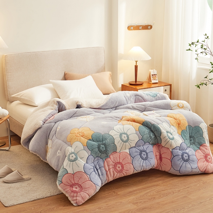 91家纺网 家纺一手货源 找家纺 佰亿莱 2024新款双面绒A版雪花绒B版羊羔绒冬被 花团锦簇