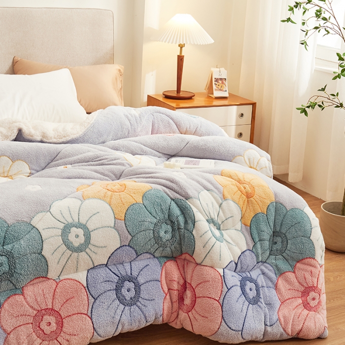 91家纺网 家纺一手货源 找家纺 佰亿莱 2024新款双面绒A版雪花绒B版羊羔绒冬被 花团锦簇