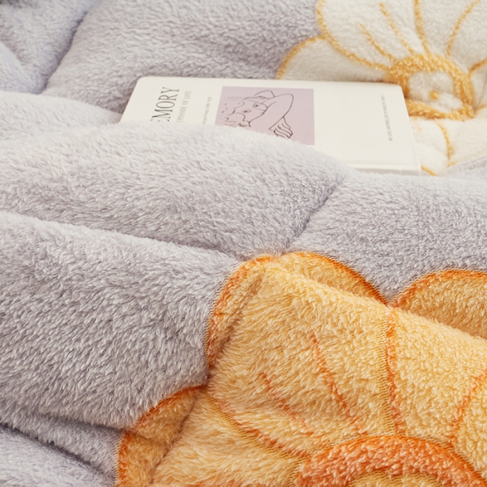 91家纺网 家纺一手货源 找家纺 佰亿莱 2024新款双面绒A版雪花绒B版羊羔绒冬被 花团锦簇