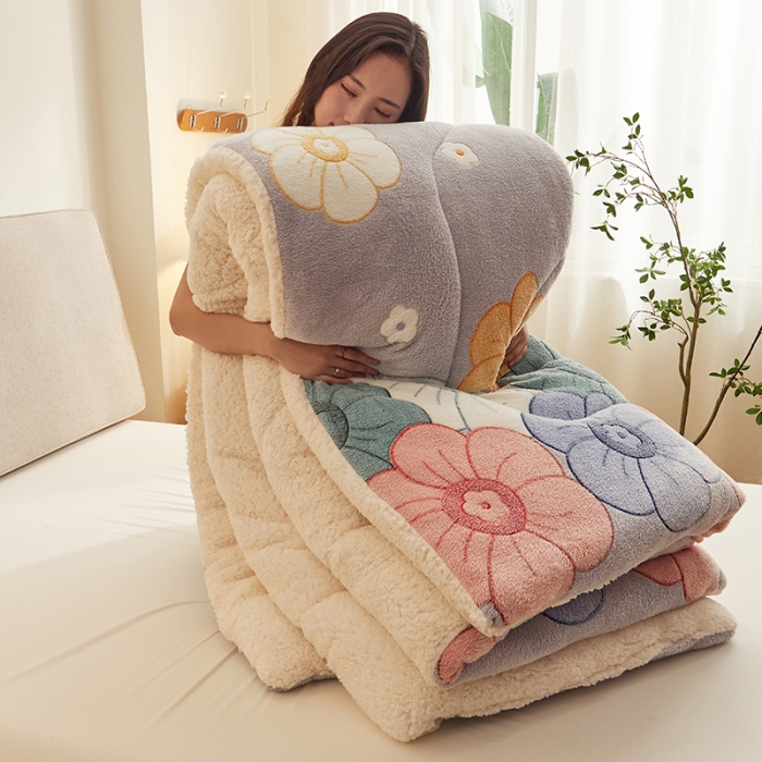 91家纺网 家纺一手货源 找家纺 佰亿莱 2024新款双面绒A版雪花绒B版羊羔绒冬被 花团锦簇