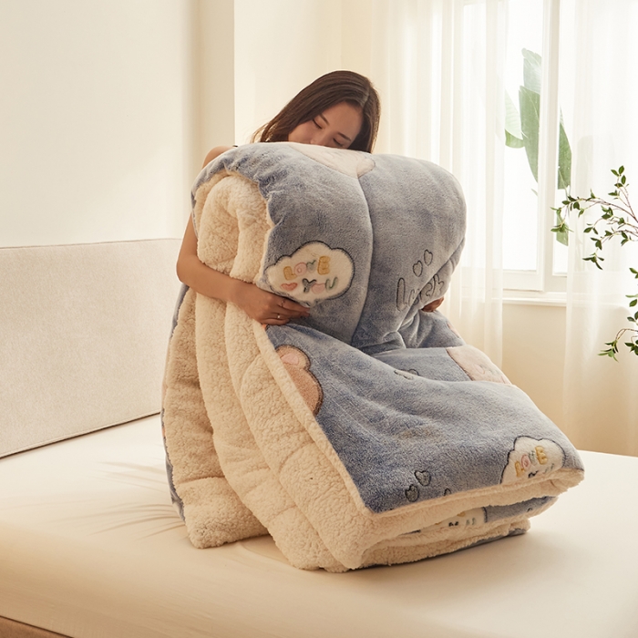 91家纺网 家纺一手货源 找家纺 佰亿莱 2024新款双面绒A版雪花绒B版羊羔绒冬被 泰迪熊