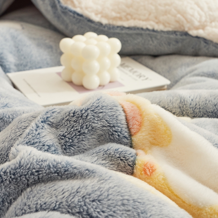 91家纺网 家纺一手货源 找家纺 佰亿莱 2024新款双面绒A版雪花绒B版羊羔绒冬被 小怪兽