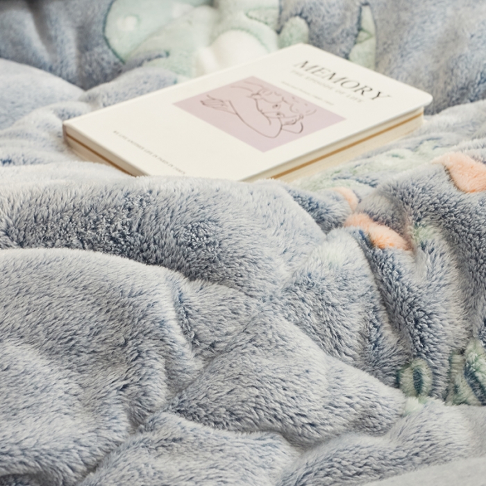 91家纺网 家纺一手货源 找家纺 佰亿莱 2024新款双面绒A版雪花绒B版羊羔绒冬被 小怪兽