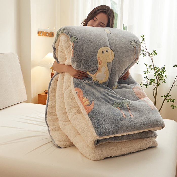 91家纺网 家纺一手货源 找家纺 佰亿莱 2024新款双面绒A版雪花绒B版羊羔绒冬被 小怪兽