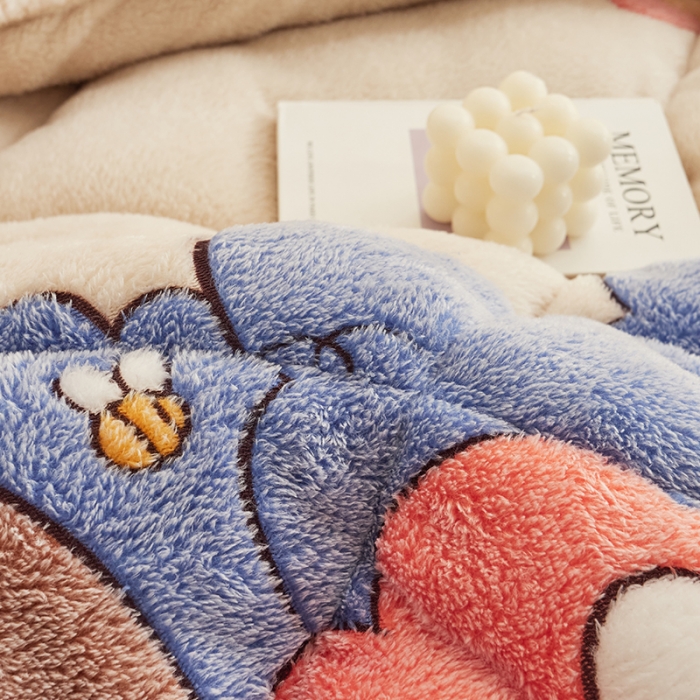 91家纺网 家纺一手货源 找家纺 佰亿莱 2024新款双面绒A版雪花绒B版羊羔绒冬被 熊出没