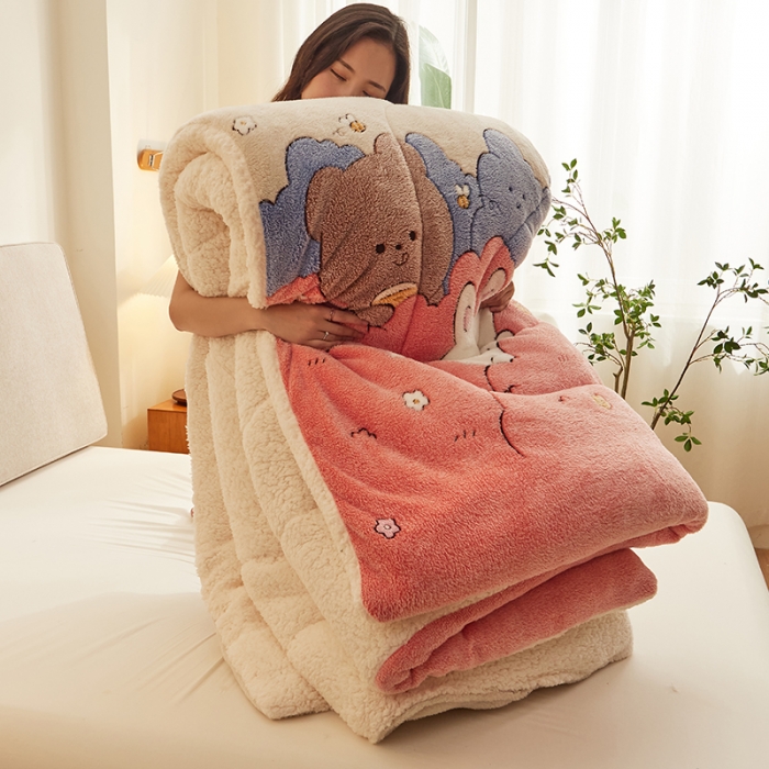 91家纺网 家纺一手货源 找家纺 佰亿莱 2024新款双面绒A版雪花绒B版羊羔绒冬被 熊出没