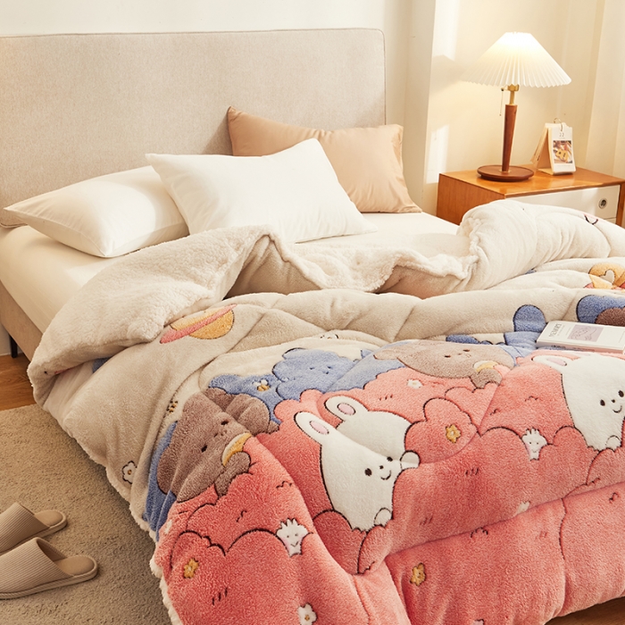 91家纺网 家纺一手货源 找家纺 佰亿莱 2024新款双面绒A版雪花绒B版羊羔绒冬被 熊出没