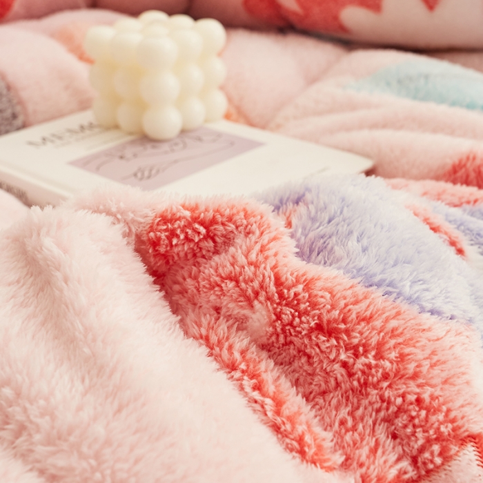 91家纺网 家纺一手货源 找家纺 佰亿莱 2024新款双面绒A版雪花绒B版羊羔绒冬被 雪绒花