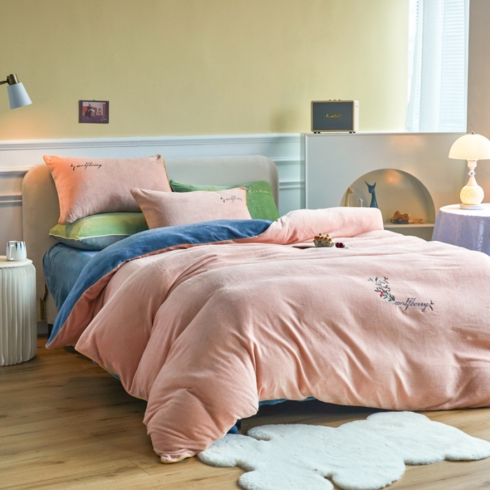 91家纺网 家纺一手货源 找家纺 凡客家居 2021秋冬新款工艺款牛奶绒四件套 花开结果