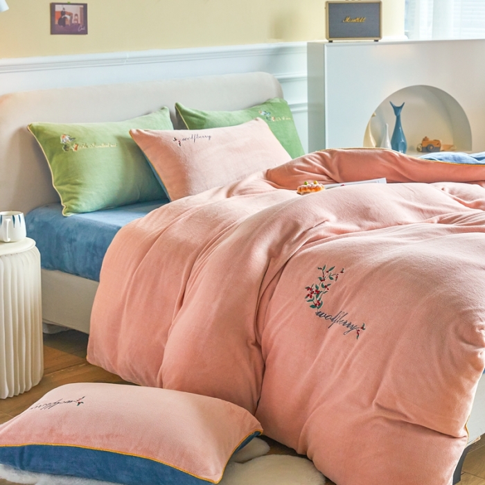 91家纺网 家纺一手货源 找家纺 凡客家居 2021秋冬新款工艺款牛奶绒四件套 花开结果