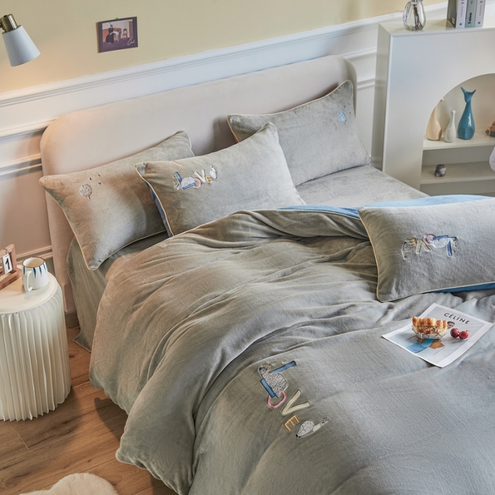 91家纺网 家纺一手货源 找家纺 凡客家居 2021秋冬新款工艺款牛奶绒四件套 梦之爱恋