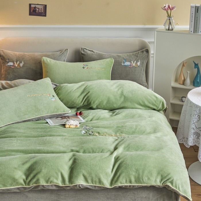 91家纺网 家纺一手货源 找家纺 凡客家居 2021秋冬新款工艺款牛奶绒四件套 沁园花香